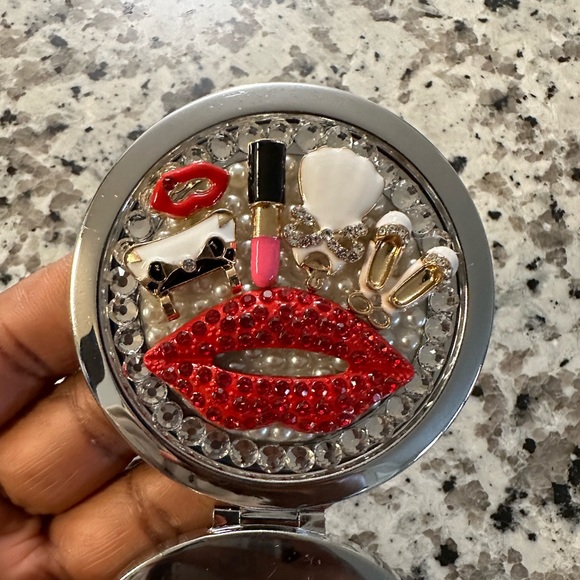 GLITZ AND GLAM FOLDABLE POCKETS MIRROR. - Picture 7 of 7